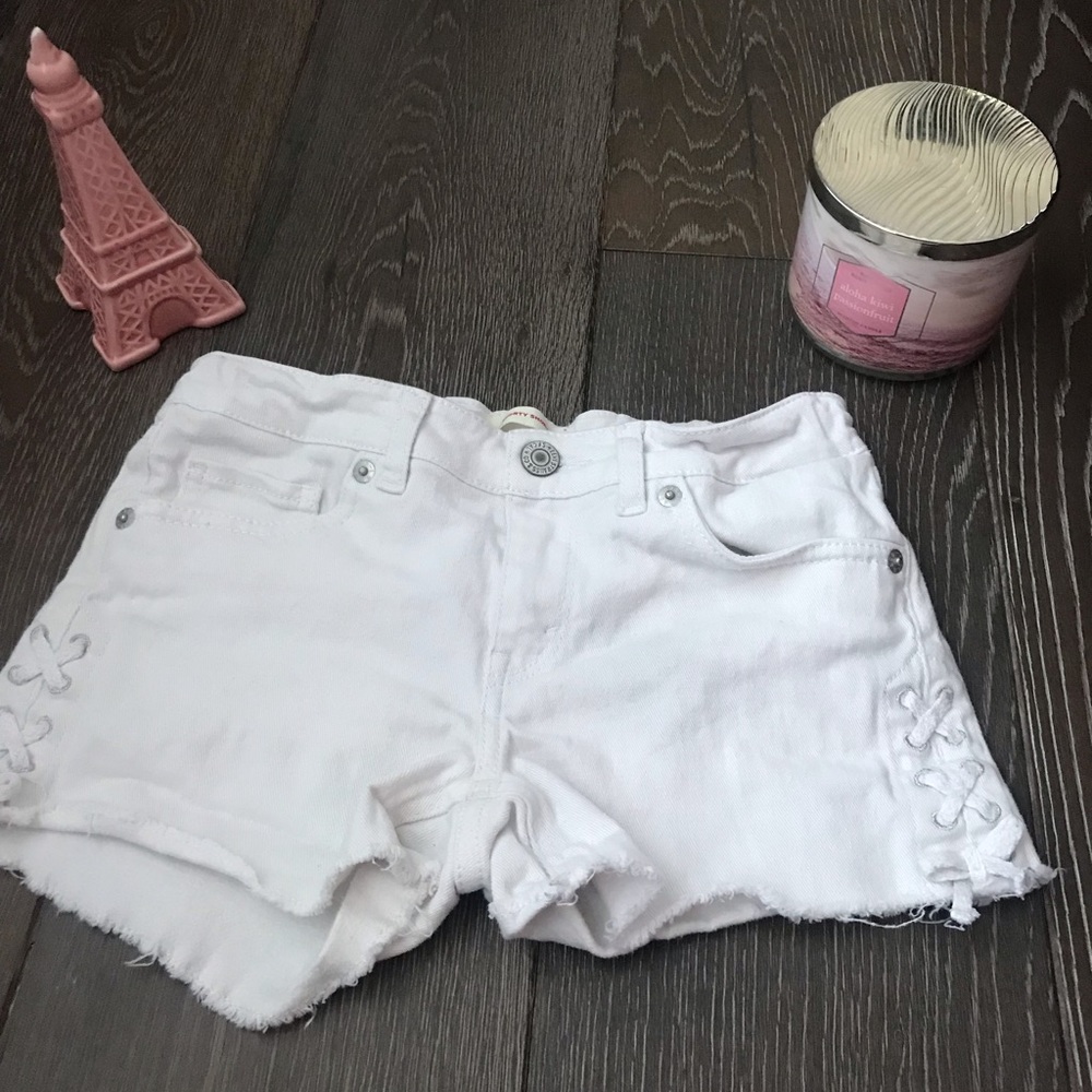 Levi White Shorts 🦋